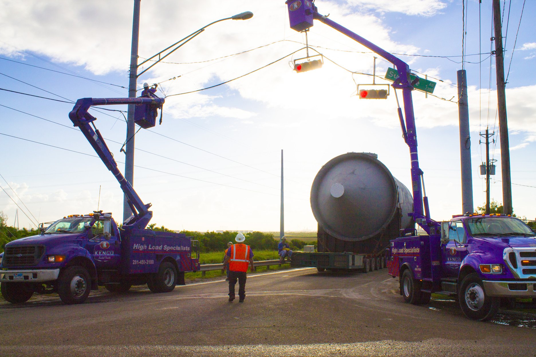 4 Reasons to Use a Bucket Truck Escort for Oversize Loads